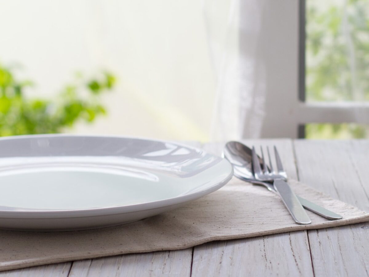Лишняя тарелка на столе. Тарелка на столе. Пустая тарелка. Белая тарелка на столе. Пустая тарелка на столе.